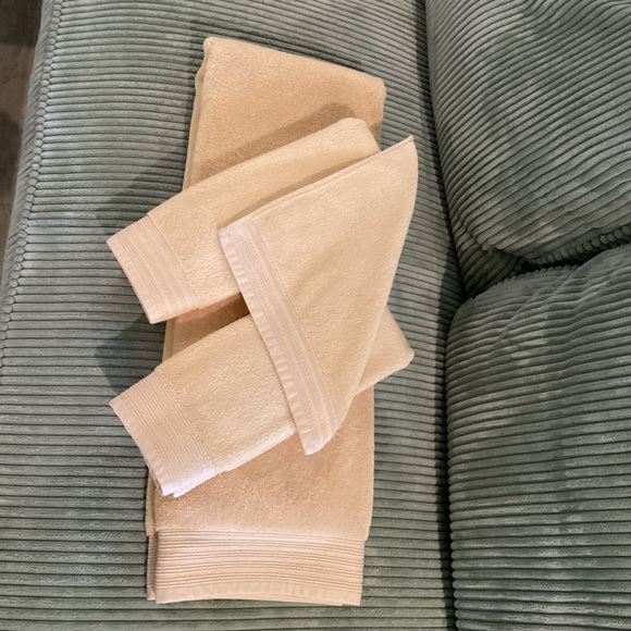 Towel Set - Picture 2 of 5